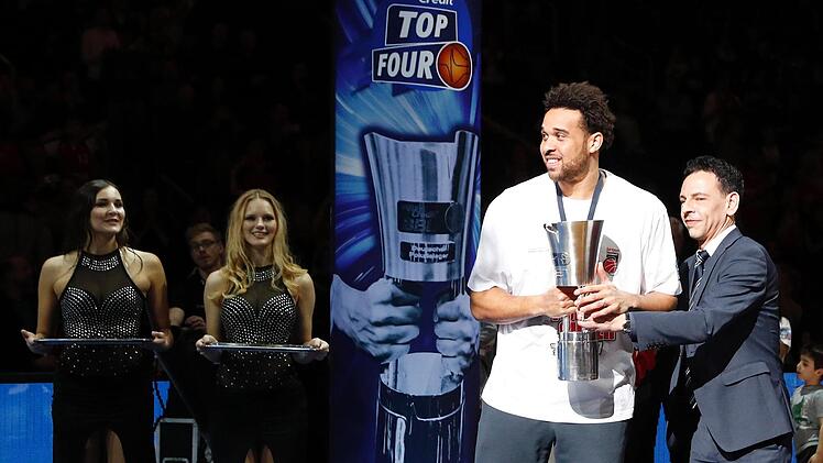 Im Jahr 2017 gewann Brose Bamberg zum fünften Mal den Pokal. Hier erhält Kapitän Elias Harris nach dem Finalsieg in Berlin über den FC Bayern München von Liga-Präsident Alexander Reil die Trophäe überreicht. Foto: Daniel Löb