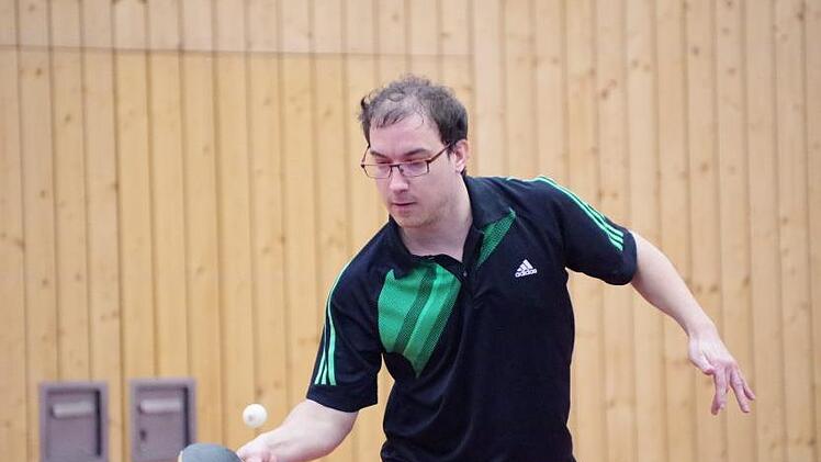 Weiter auf Meisterkurs befinden sich in der Bezirksliga die Herren des SV Rothenkirchen. Diesmal behaupteten sie sich mit 9:2 in Naila. Bei diesem Auswärtserfolg blieb Oliver Reinhardt (Bild) im Doppel mit Bernd Heim und in seinem Einzel unbezwungen.  Foto: Hans Franz