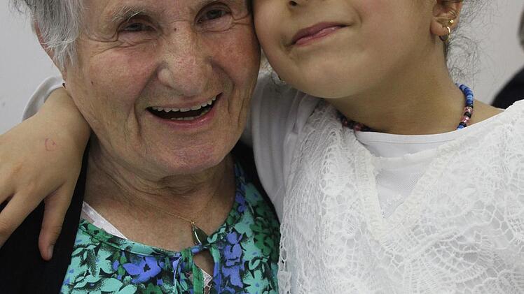 Islam und "Oma" Gertrud Wolf aus Kulmbach sind ein Herz und eine Seele.  Foto: Sonny Adam