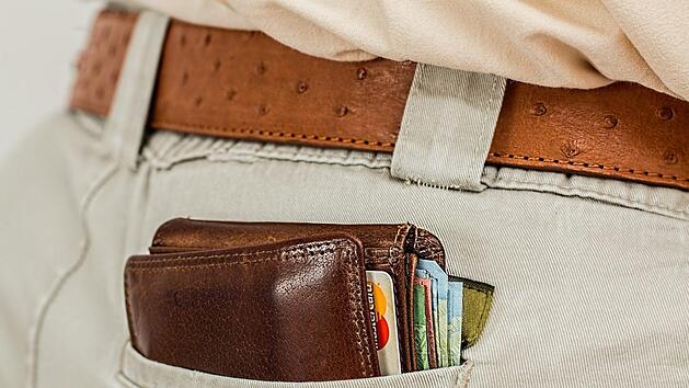 Anstatt in der Ges&auml;&szlig;tasche sollten Geld und Karten lieber in einem Brustgeldbeutel oder der Jackentasche verstaut werden. Bild: Pixabay.com/Steve Buissinne