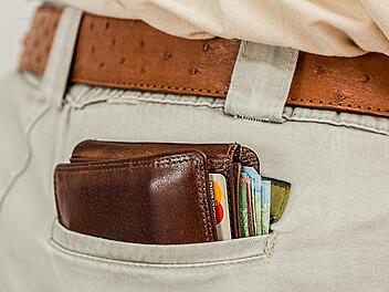 Anstatt in der Gesäßtasche sollten Geld und Karten lieber in einem Brustgeldbeutel oder der Jackentasche verstaut werden. Bild: Pixabay.com/Steve Buissinne
