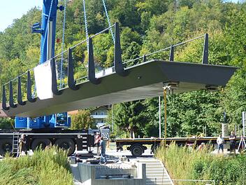 Die Radwegbrücke schwebt ein. Foto: Thomas Weichert