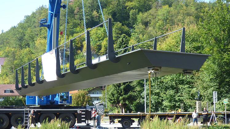Die Radwegbrücke schwebt ein. Foto: Thomas Weichert
