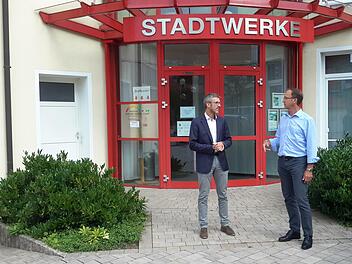 Nach konstruktiver Zusammenarbeit trennen sich ihre Wege. Bürgermeister Jochen Vogel (links) verabschiedete den Geschäftsführer der Stadtwerke Bad Brückenau, Michael Garhamer.Foto: Rolf Pralle