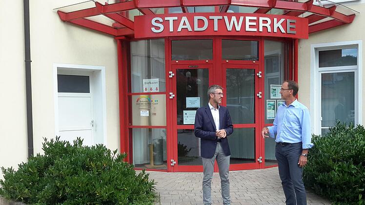 Nach konstruktiver Zusammenarbeit trennen sich ihre Wege. Bürgermeister Jochen Vogel (links) verabschiedete den Geschäftsführer der Stadtwerke Bad Brückenau, Michael Garhamer.Foto: Rolf Pralle