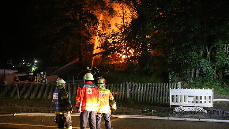 Bauernhof in Flammen: Wohngebäude und Scheune brennen lichterloh