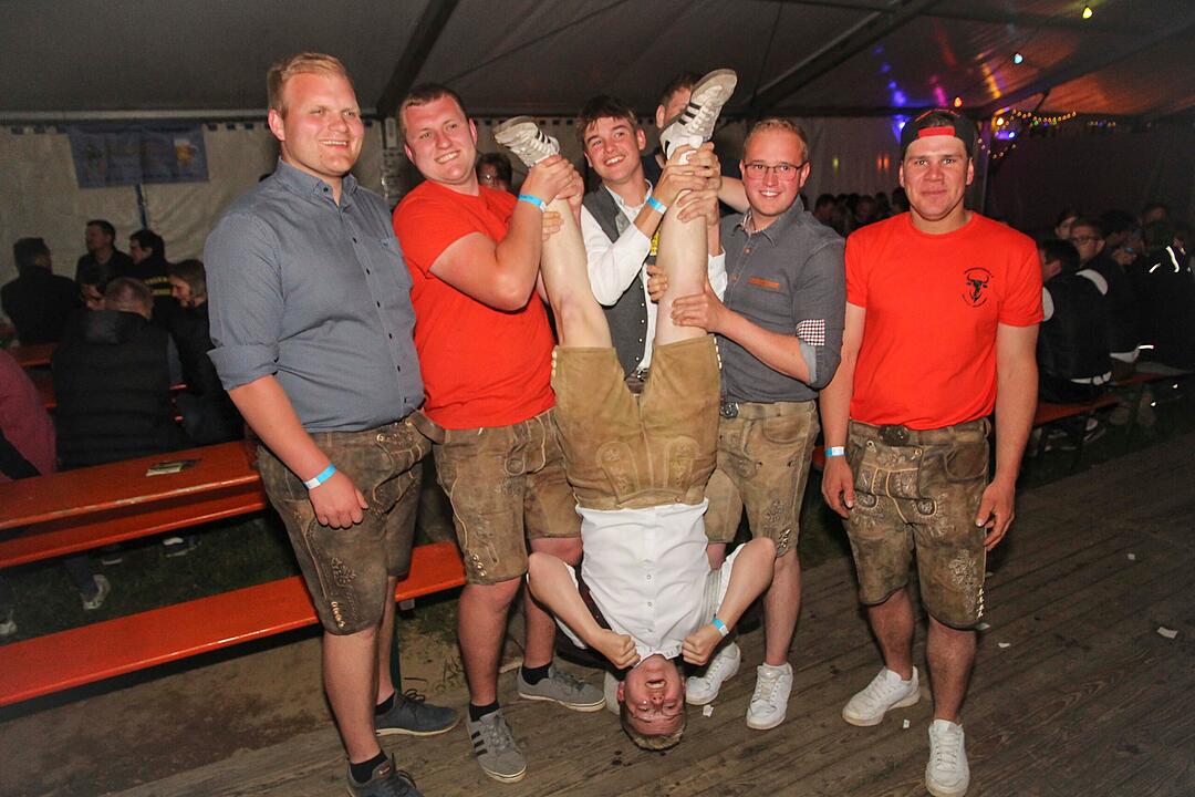 Dirndl vs. Lederhosen