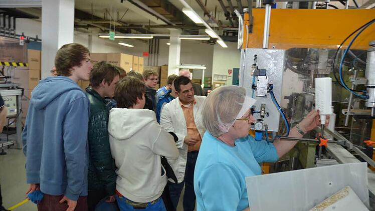 Mit höchster Präzision werden Kunststoffverpackungen im Extrusionsblasverfahren hergestellt und unterliegen strengen Kontrollen nach der Fertigung.