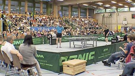 Voll fixiert auf die Zelluloidkugel: Der "alte Schwede" Jan-Ove Waldner (kleines Bild) spielte dabei aber auch immer wieder mit dem Publikum in der nahezu ausverkauften Neustadter Frankenhalle.