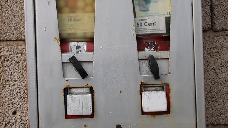 Dieser Kaugummiautomat in Wirmsthal hat schon einige Jahre auf dem Buckel. Foto: Ralf Ruppert