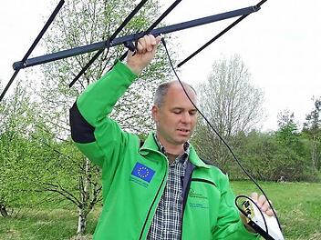 Schutzgebietsbetreuer Torsten Kirchner versucht eines der mit Peilsender ausgerüsteten Tiere zu orten.  Foto: Marion Eckert