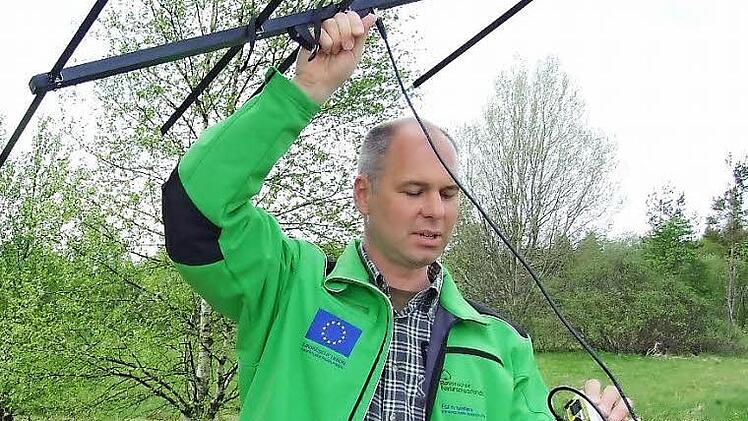 Schutzgebietsbetreuer Torsten Kirchner versucht eines der mit Peilsender ausgerüsteten Tiere zu orten.  Foto: Marion Eckert