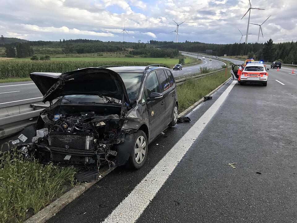 Schwerer Unfall auf der A9: Auto gerät auf nasser Straße ins Schleudern – Gaffer filmen