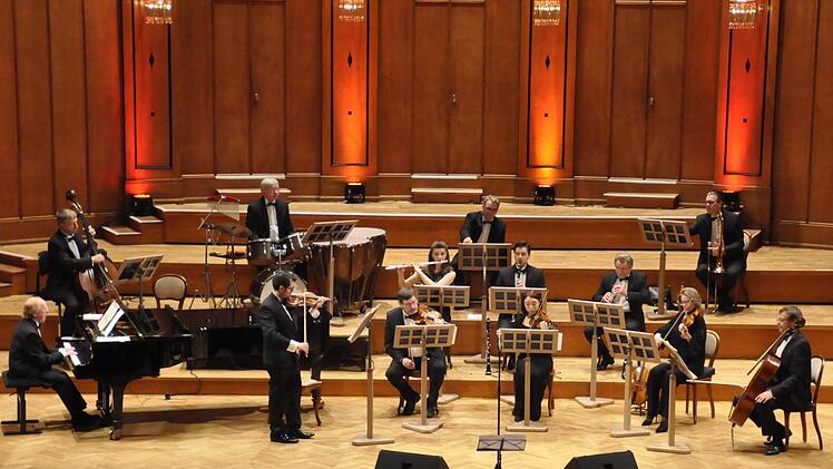 Das Kurorchester Bad Kissingen unter der Leitung von Burghard Toelke, zeigte sich als beeindruckendes Salonorchester, das sowohl solistisch, als auch als Begleitorchester punktete.