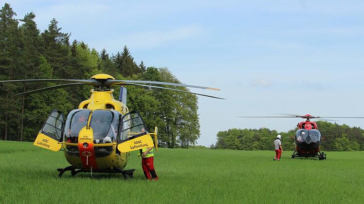 Die B2 ist zwischen Bronn und Pegnitz aktuell wegen eines Unfalls gesperrt. Mindestens eine Person wurde dabei eingeklemmt.  Foto: NEWS5 / Fricke
