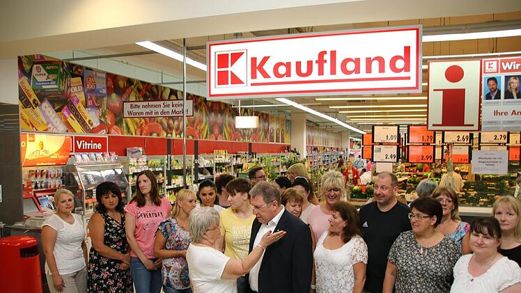 Die Gesamtbetriebsratsmitglieder haben den Kulmbacher Kollegen ihre Solidarität bekundet. Unser Bild zeigt Vorsitzende Gabriele Wolf im Gespräch mit OB Henry Schramm. Vorne rechts die  Kulmbacher Betriebsrätin Mandy Mücke. Foto: Alexander Hartmann