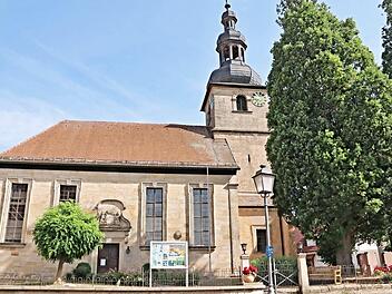 Gottesdienst kann derzeit in der Kirche in Memmelsdorf nicht stattfinden, da die Stuckdecke herunterzustürzen droht. Der Kirchweihgottesdienst findet deshalb im neuen Gemeindehaus statt.  Foto: Helmut Will