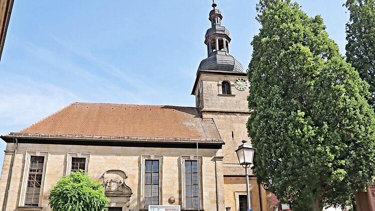 Gottesdienst kann derzeit in der Kirche in Memmelsdorf nicht stattfinden, da die Stuckdecke herunterzustürzen droht. Der Kirchweihgottesdienst findet deshalb im neuen Gemeindehaus statt.  Foto: Helmut Will