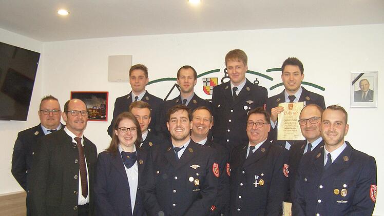 Neuwahlen des Vorstandes, Beförderungen und Ehrungen standen bei der Freiwilligen Feuerwehr Oberleichtersbach an (vorne, von links): Bürgermeister Dieter Muth, Christina Börner, Michael Rienecker, Fred Beck, Tobias Rienecker; Mitte, von links: Kommandant Andreas Seidenthal, Jan Enders, Gerhard Helfrich, Roland Rienecker sowie (hinten, von links)Peter Schmäling, Robin Vogler, Klaus Schmäling und Simon Zeier. Foto: Wolfgang Saam