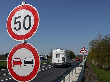 Wieder freie Fahrt Richtung Itzgrund: Die Bundesstraße 4 ist nach mehrwöchigen Bauarbeiten  bei Rattelsdorf seit Donnerstag wieder befahrbar - allerdings mit Geschwindigkeitsbegrenzung. - Foto: Berthold Köhler