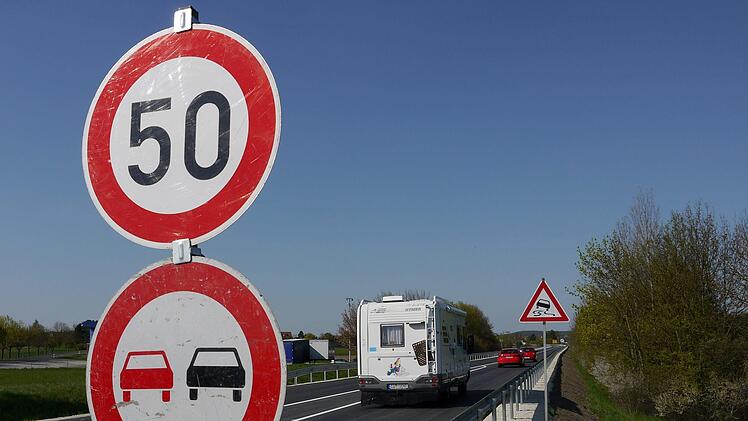 Wieder freie Fahrt Richtung Itzgrund: Die Bundesstraße 4 ist nach mehrwöchigen Bauarbeiten  bei Rattelsdorf seit Donnerstag wieder befahrbar - allerdings mit Geschwindigkeitsbegrenzung. - Foto: Berthold Köhler