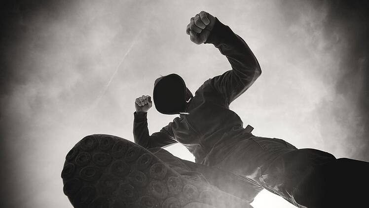 Wegen versuchten Mordes in der ANKER-Einrichtung Oberfranken in Bamberg wurde ein 24-Jähriger verhaftet. Er hatte einem älteren Mann mindestens einmal auf den Kopf getreten. Symbolfoto: Bits and Splits/Adobe Stock