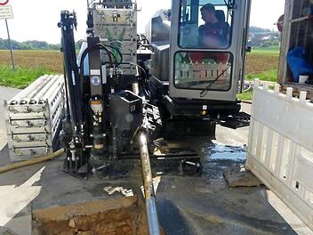 200 Meter lang ist das Wasserleitungsrohr, das in die Bohrröhre gezogen wird. Foto: Paul Pöhlmann
