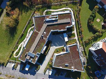 Ganz oben, hinter dem Zaun, wuchert das Dickicht, das bald einem "Garten Eden" weichen soll. Rummelsberger Diakonie