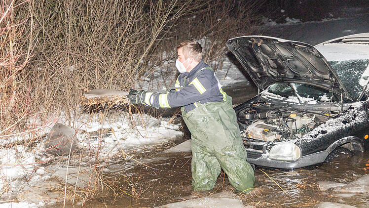 Kurioser Einsatz für die Feuerwehr: Herrenloses Auto in Eisfläche eingebrochen