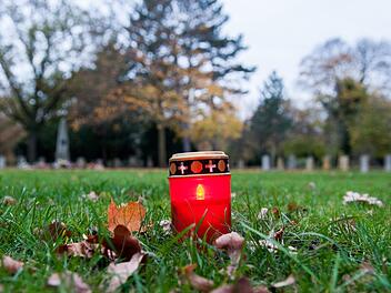 Ein Ehepaar lebt seit 40 Jahren auf dem Münchener Westfriedhof und hat einiges erlebt - darunter kuriose und traurige Szenen. Einmal wurde es sogar gruselig
