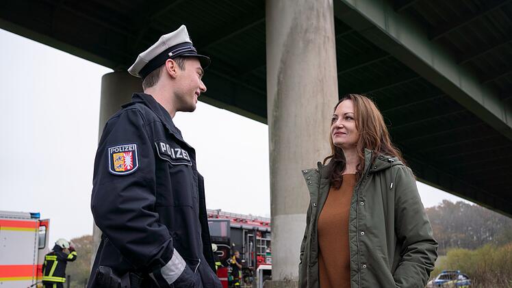 Der Jungpolizist Lukas Jepsen (Tom Gronau) zeigt sich sehr interessiert bei Jana Winter (Natalia Wörner) am Unfallort.