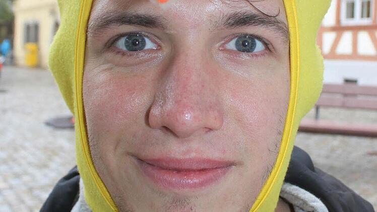 Christian Zwanziger, 26: "Massentierhaltung ist extrem umweltschädlich und birgt auch Risiken für den Menschen", sagt der Pommersfeldener. Er möchte eine Ernährung im Einklang mit der Natur. Massentierhaltung ist für ihn pure Tierquälerei.