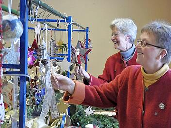 Margot Kaufmann und Theresia Schulze (von rechts) fanden, dass der Weihnachtsbasar im Reiterswiesener Vereinshaus Krone eine gute Sache ist.  Foto: Peter Klopf