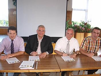 Die Bürgermeister Frühbeißer, Zimmermann, Grüner und Förtsch (v.l.) besiegeln ihre Zusammenarbeit mit ihren Unterschriften unter die Präambel. Foto: Weichert
