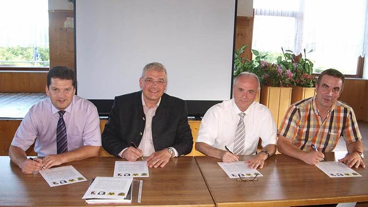 Die Bürgermeister Frühbeißer, Zimmermann, Grüner und Förtsch (v.l.) besiegeln ihre Zusammenarbeit mit ihren Unterschriften unter die Präambel. Foto: Weichert