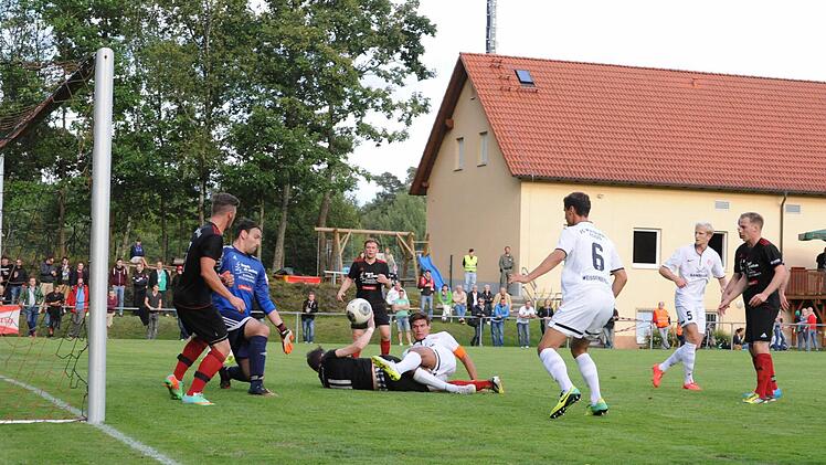 Szene vom Pokalspiel des FC Reichenbach (dunkle Trikots) gegen Kickers Würzburg (0:8).