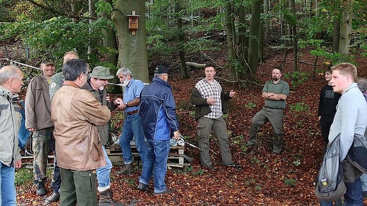 Unter Leitung von Revierförster Maik Despang und Fabian Menzel, Geschäftsführer der Forstbetriebs-Gemeinschaft (FBG) Rhön-Saale, informierten sich die Ratsmitglieder vor ihrer Sitzung über den Gemeindewald. Foto: Gerd Schaar
