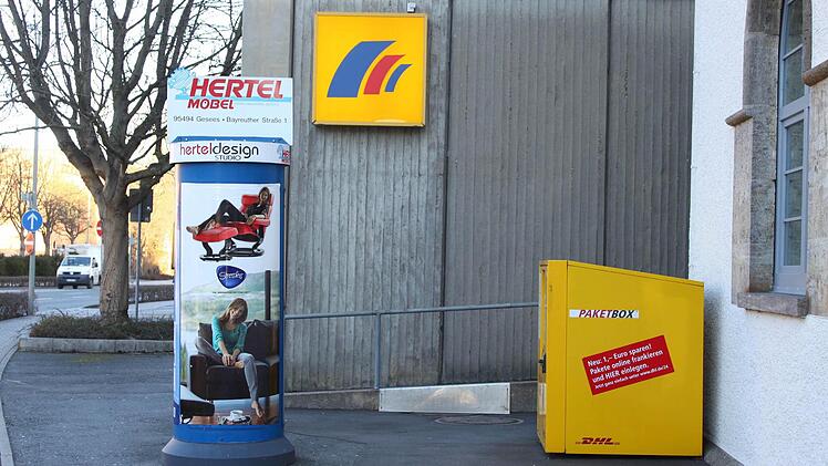 Eine Säule steht vor dem Nebeneingang der Post  Foto: Jürgen Gärtner