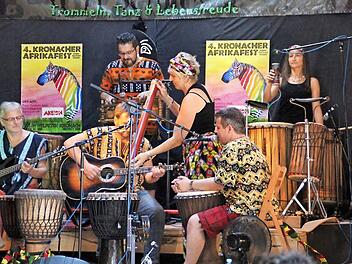 Die Gruppe "Kummazamm" begeisterte mit Gesang und Rhythmus.  Foto: Mariell Dörrschmidt