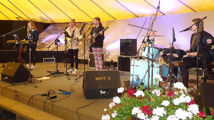 Die vier Schwestern schwedischer Herkunft der Band "Ason" begleiteten den Eröffnungsabend des Missio-Camp musikalisch. Dottie (20), Lillie (18), Joella (16) und Mickelina (13) begeisterten das Publikum im ihrem mädchenhaften Charme und dem "Wohlfühlpop", wie sie ihren Musikstil selbst beschreiben. 2014 wurden sie beim "Women of the World- Festival" zum "best Newcomer" gewählt. Vor kurzem belegten sie den 2. Platz beim "Eurovision Song Contest"-Wildcardkonzert. Aus fast 1300 Bewerbern wurden s...