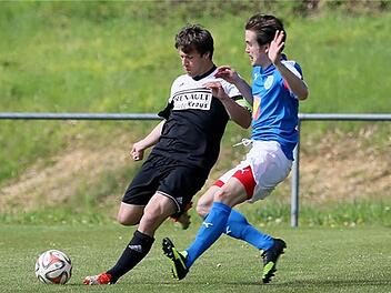 Duell der Kapitäne: FC-Antreiber Eric Stübing (rechts) nimmt es mit Christian Müller auf. Foto: Sebastian Baumann, anpfiff.info