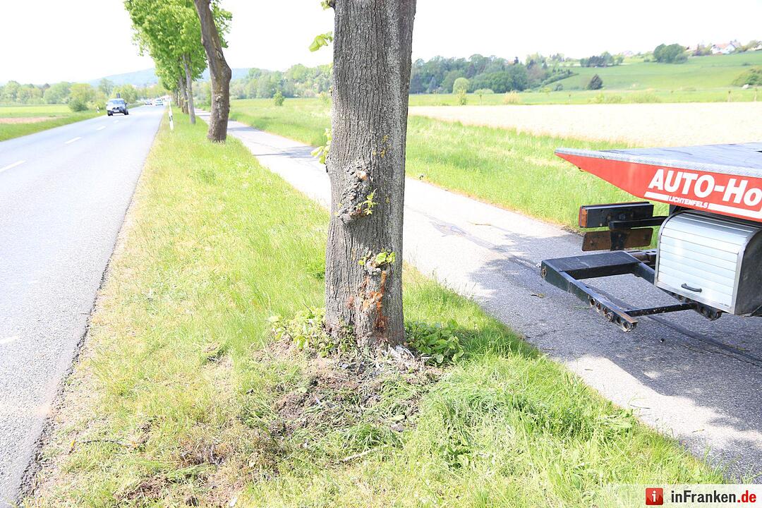 Gegen Baum geprallt: Junge Frau bei Michelau schwer verletzt