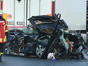 Ein Autowrack nach einem schweren Unfall am 1. Januar 2017 auf der A7 nahe Bad Gr&ouml;nenbach im Unterallg&auml;u. Im Nebel waren am Neujahrsmorgen mehrere Fahrzeuge ineinander gefahren, dabei starben sechs Menschen. Foto: Karl-Josef Hildenbrand/ dpa