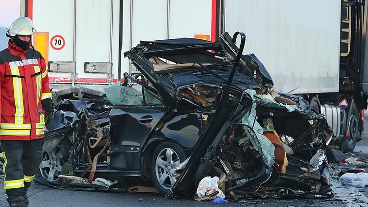 Ein Autowrack nach einem schweren Unfall am 1. Januar 2017 auf der A7 nahe Bad Grönenbach im Unterallgäu. Im Nebel waren am Neujahrsmorgen mehrere Fahrzeuge ineinander gefahren, dabei starben sechs Menschen. Foto: Karl-Josef Hildenbrand/ dpa