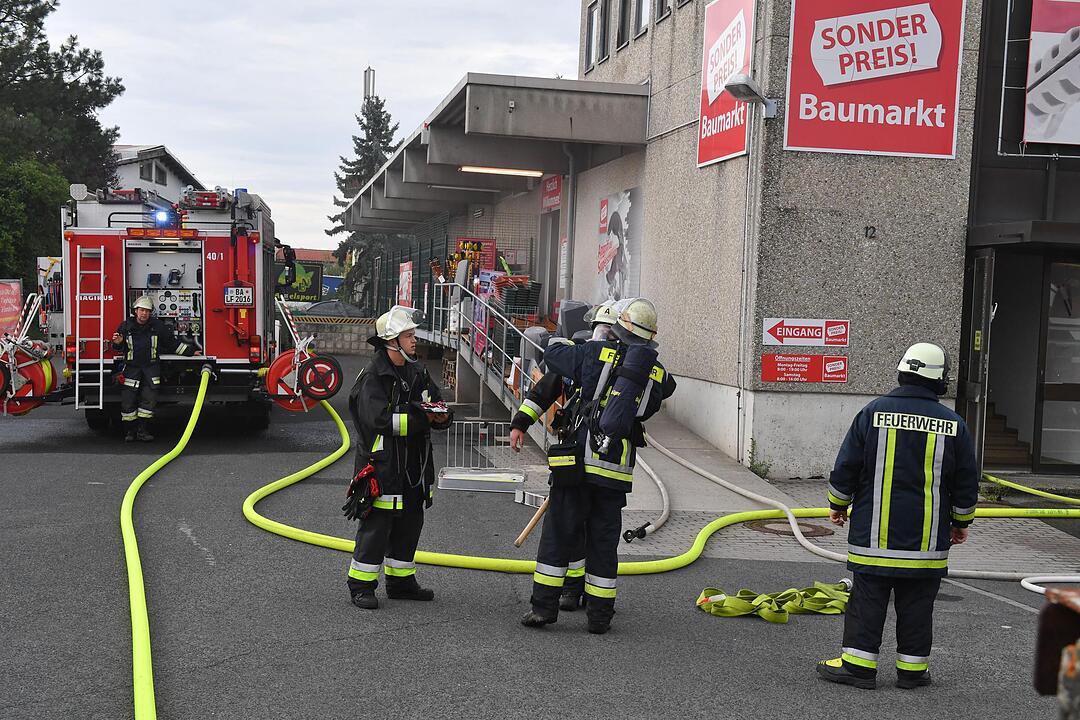 Hallstadt: Hoher Schaden bei Baumarkt-Brand