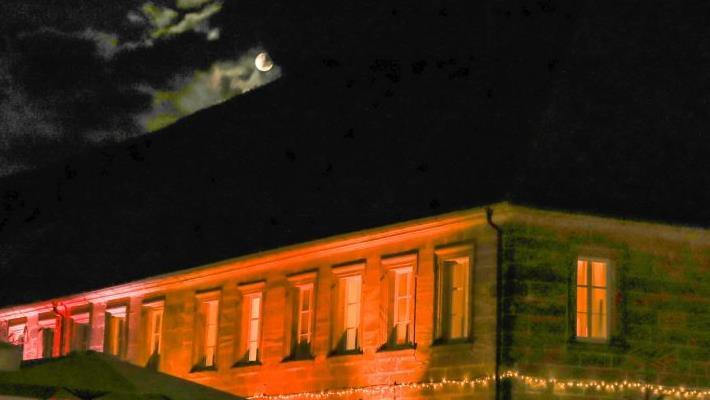 Gespenstisch baut sich der Vollmond über der Orangerie auf und die Fledermäuse schwirren durch den Hof. Foto: Barbara Herbst