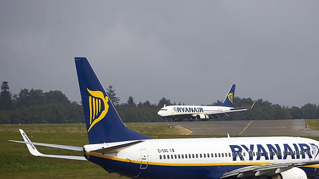 Dublin: Ein Flugzeug von Ryanair rollt am Flughafen über das Rollfeld. Im europaweiten Tarifkonflikt beim Billigflieger Ryanair will die deutsche Pilotengewerkschaft am 08.08.2018 in Frankfurt ihr weiteres Vorgehen erläutern. Foto: Niall Carson/PA Wire/dpa