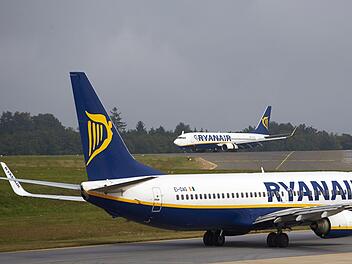 Dublin: Ein Flugzeug von Ryanair rollt am Flughafen über das Rollfeld. Im europaweiten Tarifkonflikt beim Billigflieger Ryanair will die deutsche Pilotengewerkschaft am 08.08.2018 in Frankfurt ihr weiteres Vorgehen erläutern. Foto: Niall Carson/PA Wire/dpa