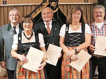 Ehrungen bei der Schützengesellschaft Neuensorg (von links): Stellvertretender Vorsitzender Sascha Graßmuck, Vorsitzender Manfred Dreßel, Ulrike Graßmuck, Andreas Claviez, Angela Hofmann, Ulrich Fischer und Gauschützenmeister Klaus Jentsch. Foto: Alexandra Kemnitzer