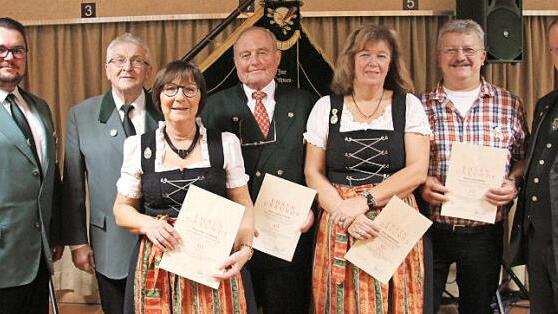 Ehrungen bei der Schützengesellschaft Neuensorg (von links): Stellvertretender Vorsitzender Sascha Graßmuck, Vorsitzender Manfred Dreßel, Ulrike Graßmuck, Andreas Claviez, Angela Hofmann, Ulrich Fischer und Gauschützenmeister Klaus Jentsch. Foto: Alexandra Kemnitzer